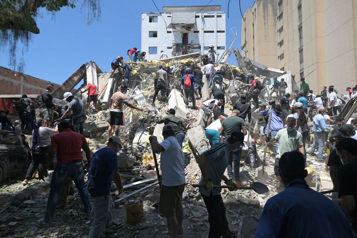 Coverage image for: Magnitude 7.4 quake rocks western Colombia, killing at least 111 people