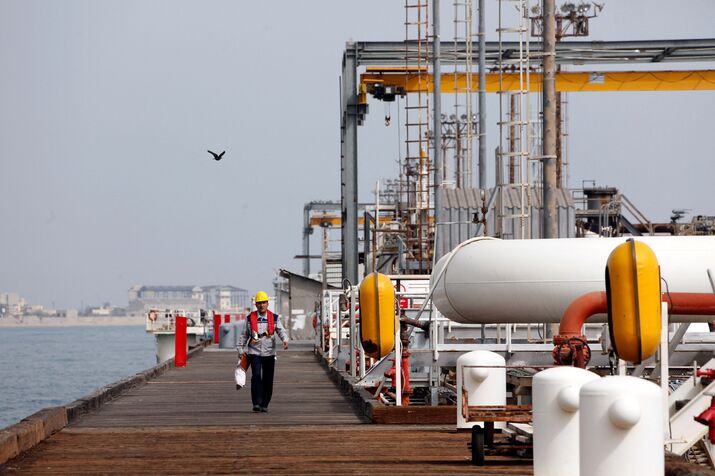 IRAN-ECONOMY-OIL-KHARK