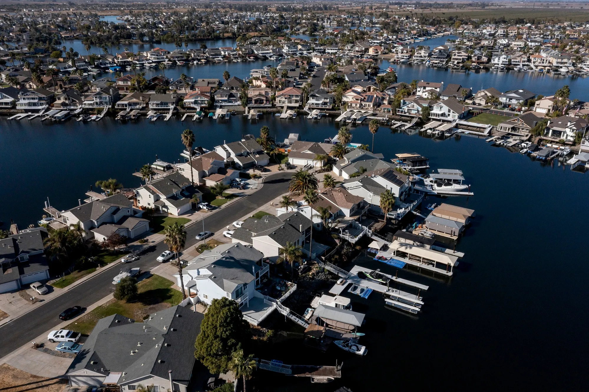 The&nbsp;contract rate&nbsp;on a 30-year mortgage decreased 17 basis points, the biggest weekly slide since August.
