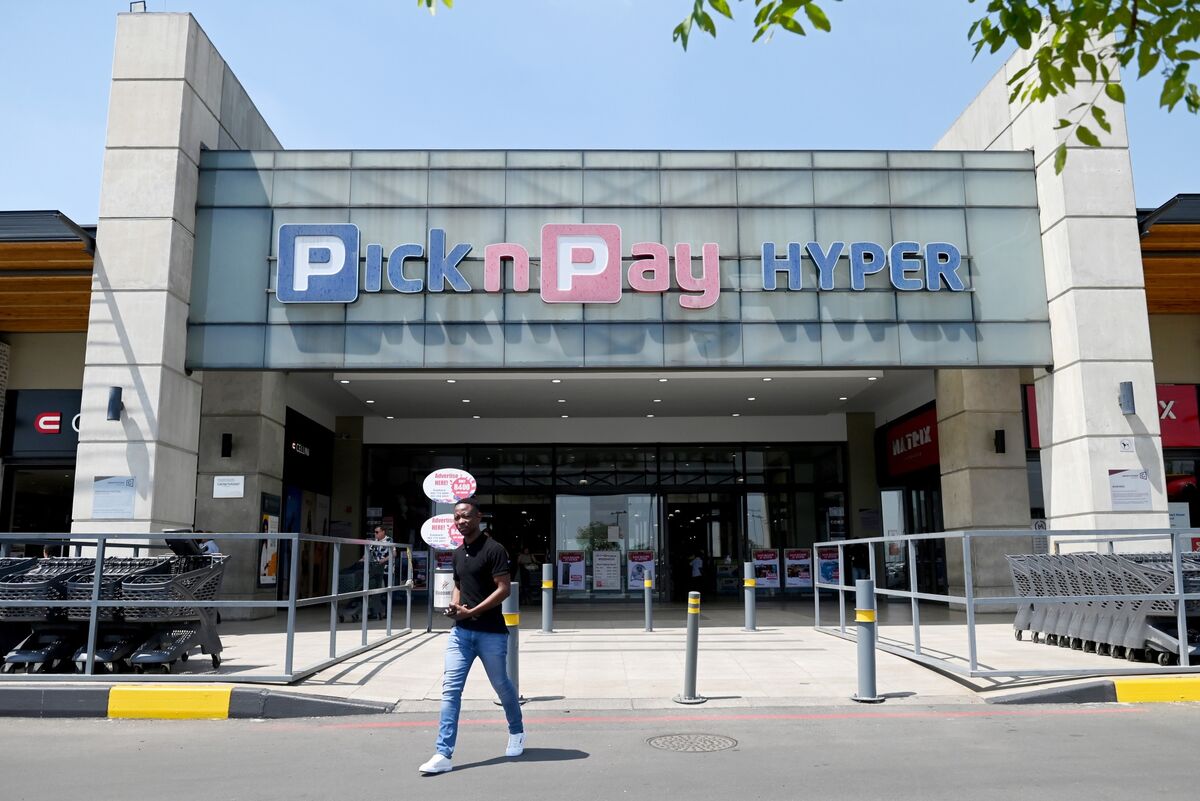 bloomberg.com - Janice Kew - South Africa Retailers Turn to New Leaders in Fight for Shoppers