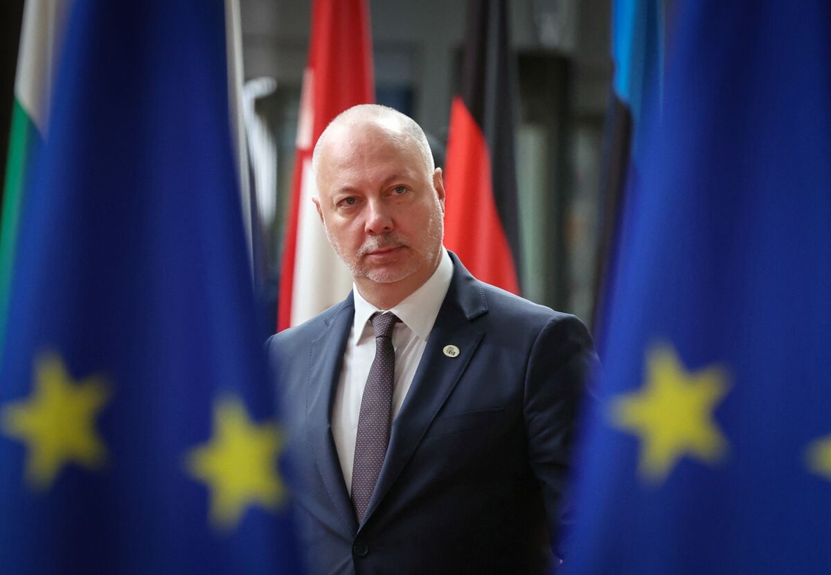 
                            Bulgarian Premier to Resign as Chaos Returns Before Euro Entry