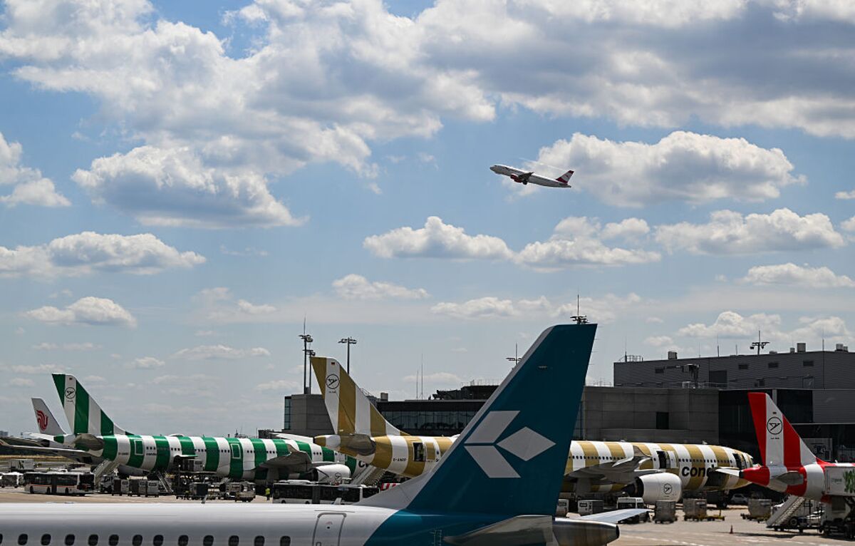 bloomberg.com - Lara Williams - Fuel Prices Aren't Airlines' Only Headache