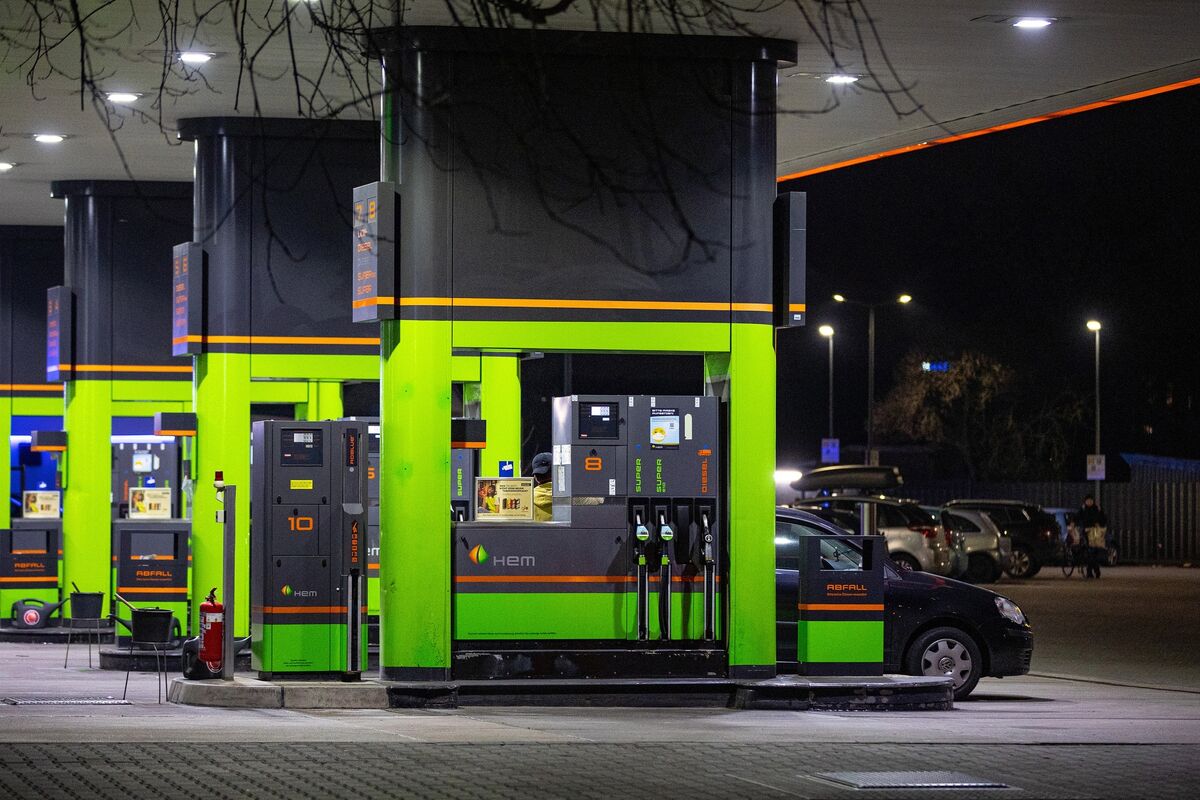 Germany Fuel Tax Cut to Help Ease Burden of Energy Prices - Bloomberg