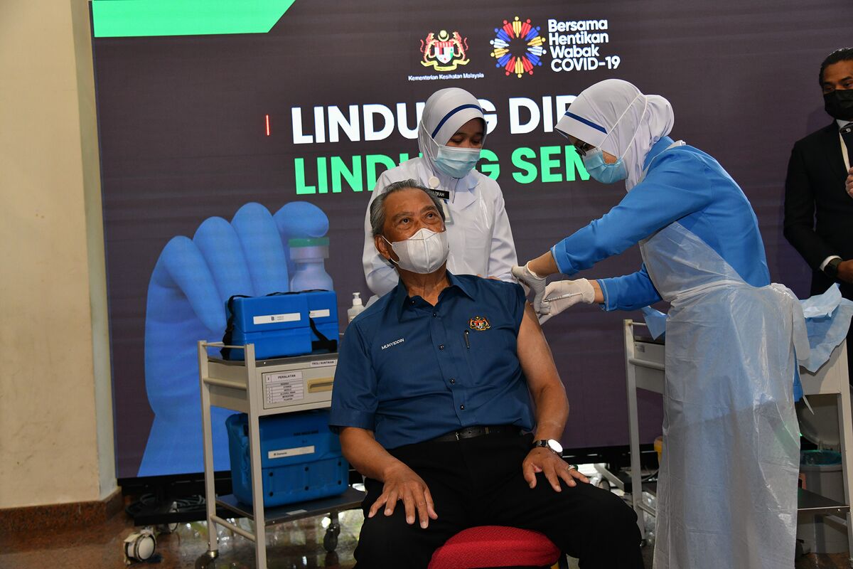 Malaysia Starts Coronavirus Vaccination, PM Gets First Shot - Bloomberg