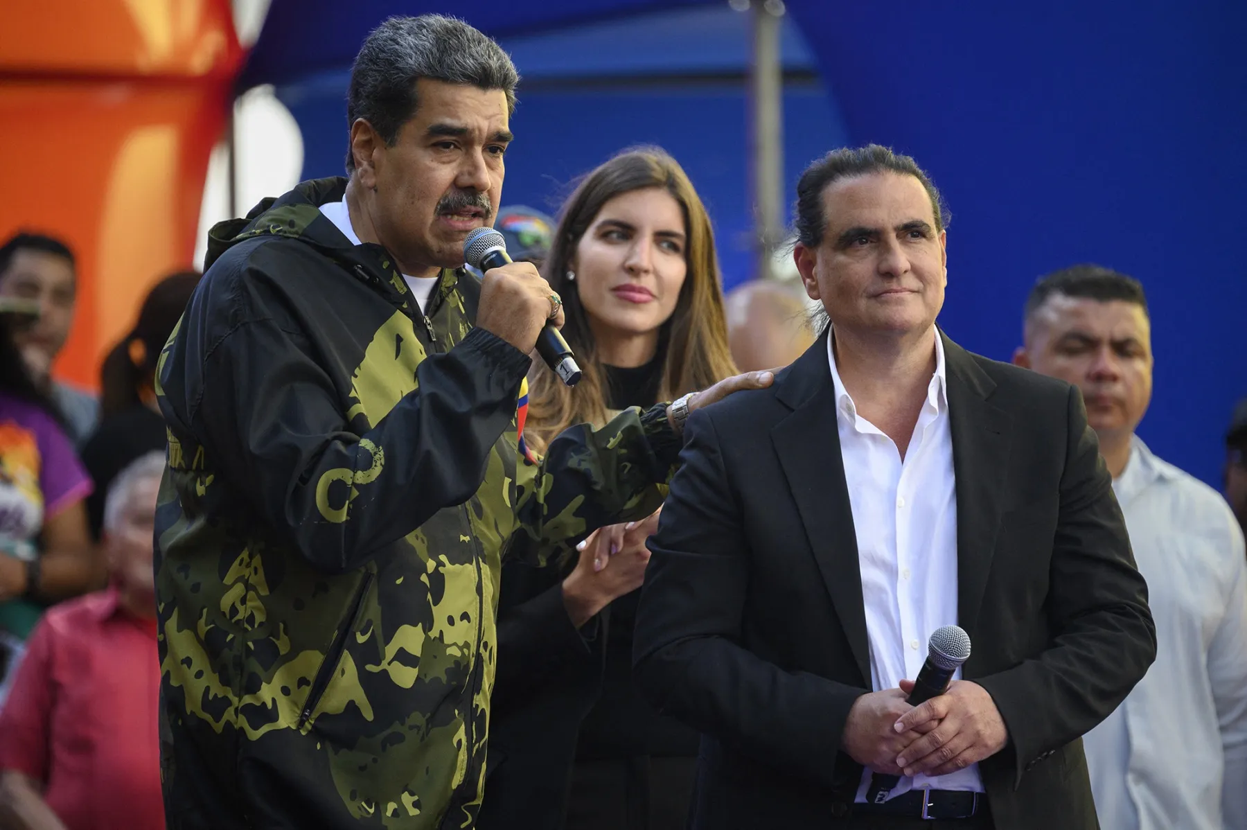 Nicolás Maduro y Alex Saab durante un mitin en caracas en 2024.