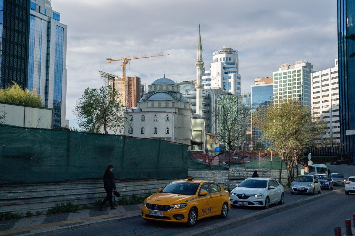 Turkish Banks Rally as Central Bank Restores Cheaper Funding