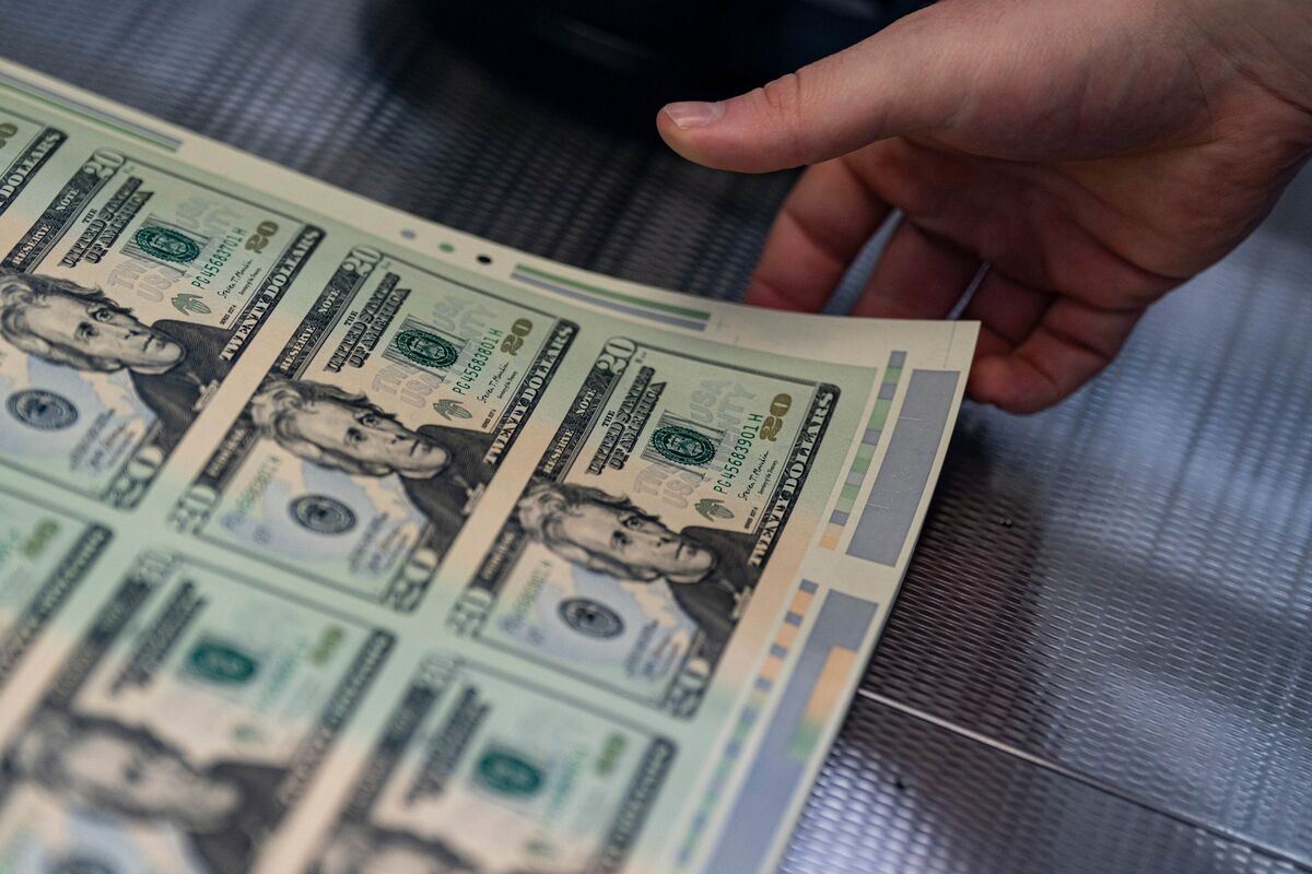 Dollar Set to Weaken for a Second Month on Treasury Buyback