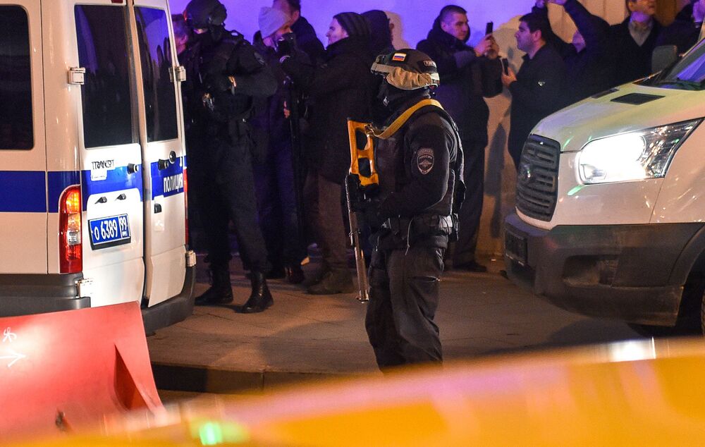 Special forces officers stand outside Russia’s Federal Security Service in Moscow on Dec. 19.