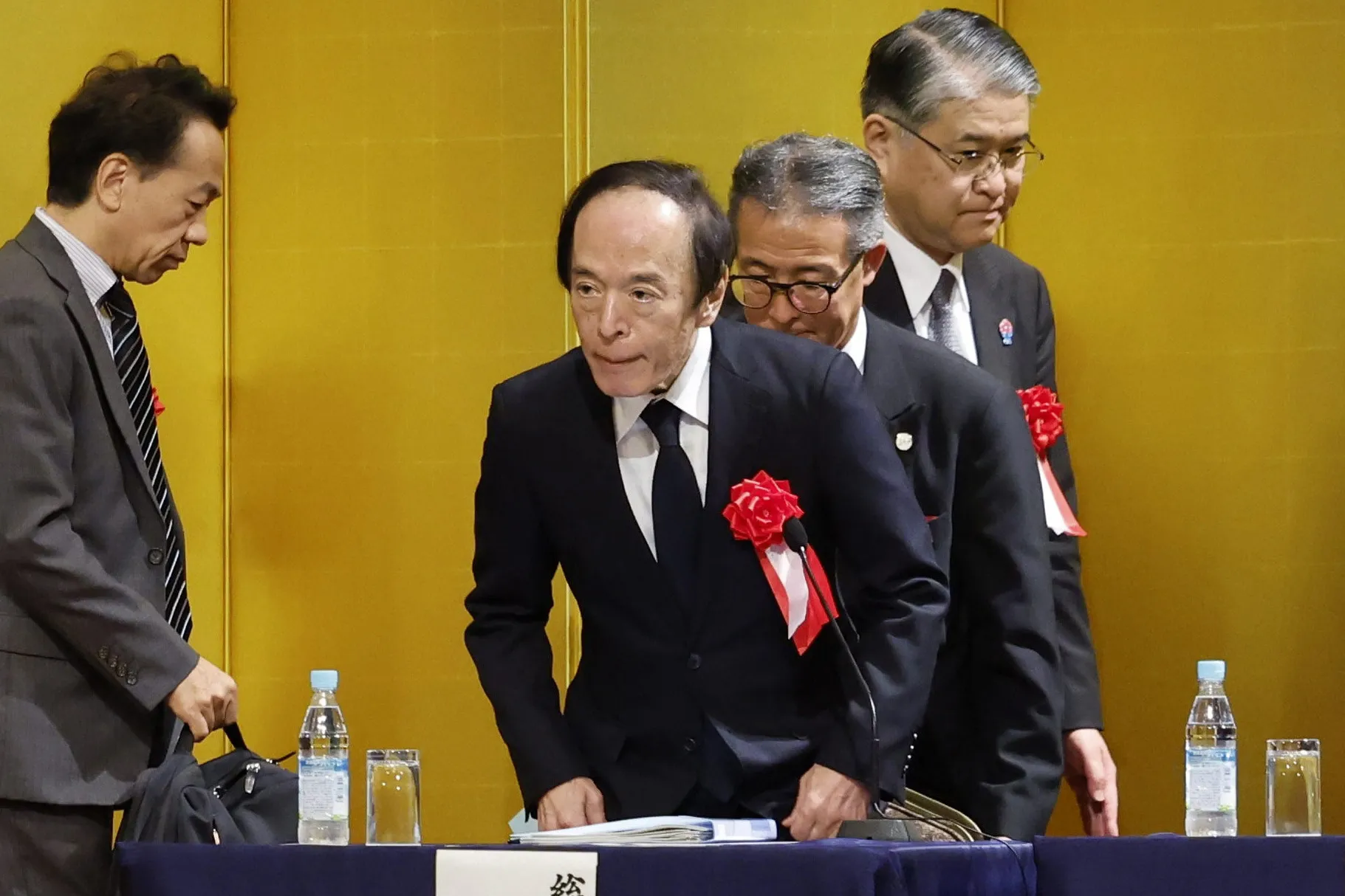 日本市況】円下落転換、日経平均高値－日銀年内利上げ期待膨らまず - Bloomberg