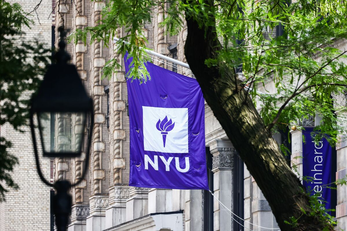 🟪"New York University: Outlook Negativo per il Rating Creditizio a Causa di Aumento dell'Indebitamento"