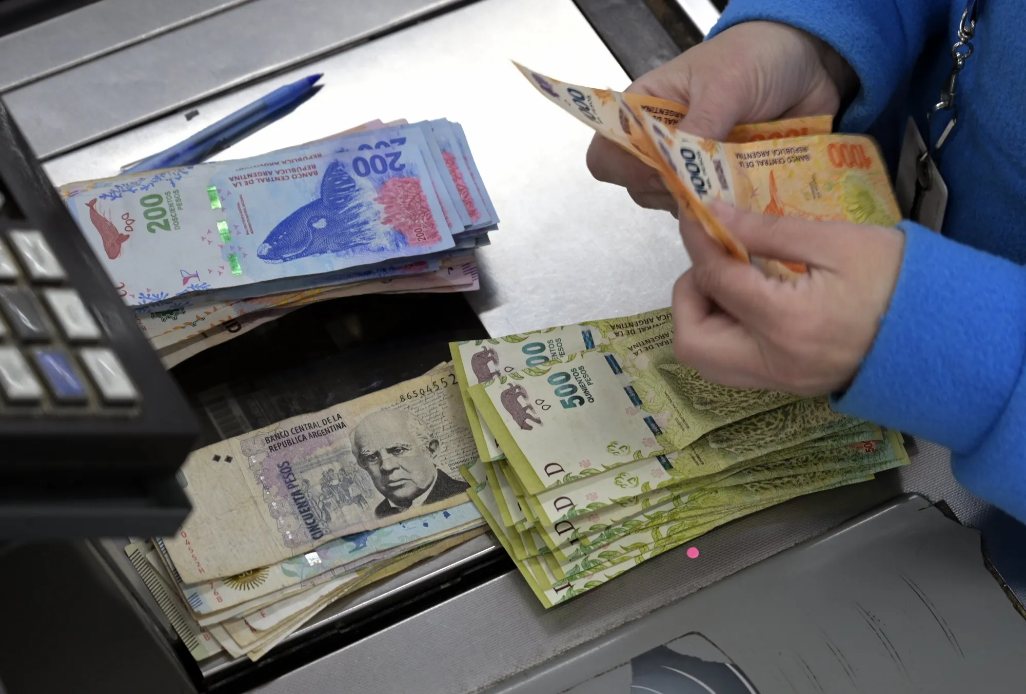 Argentina Introduces 2,000 Peso Banknote; Largest Denomination is Worth $4  - Bloomberg