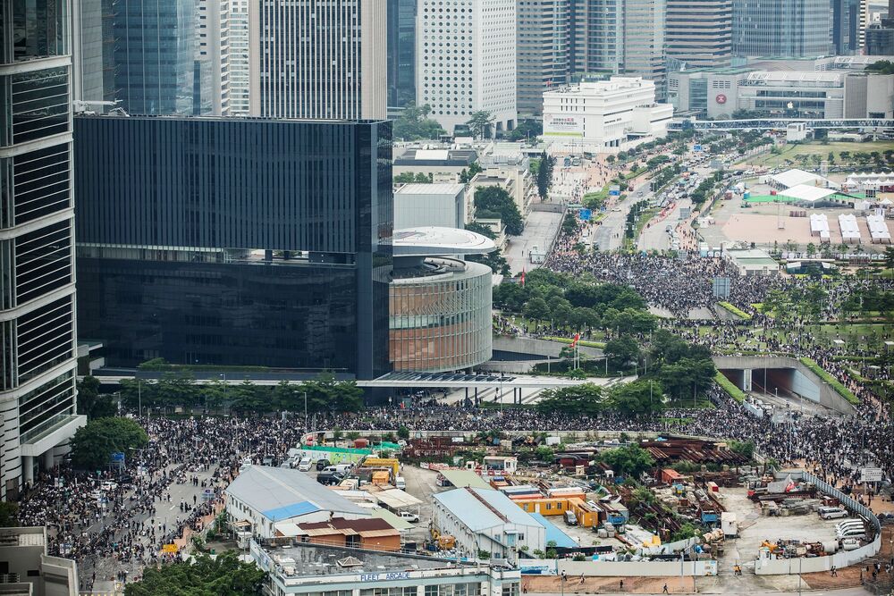 Hong Kong Dollar Is Surprise Winner as Protesters Blockade Roads