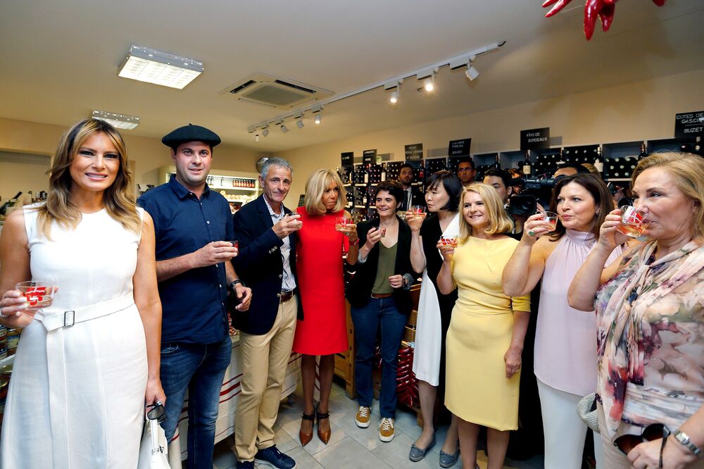 The First Ladiesl taste wine in a shop during a traditional Basque culture visit in Espelette, near Biarritz on Aug. 25.