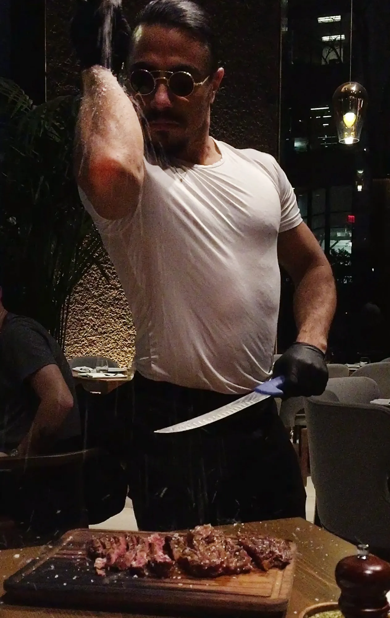 名物塩振りシェフの店のオーナー、25億ドルの債務再編交渉 - Bloomberg