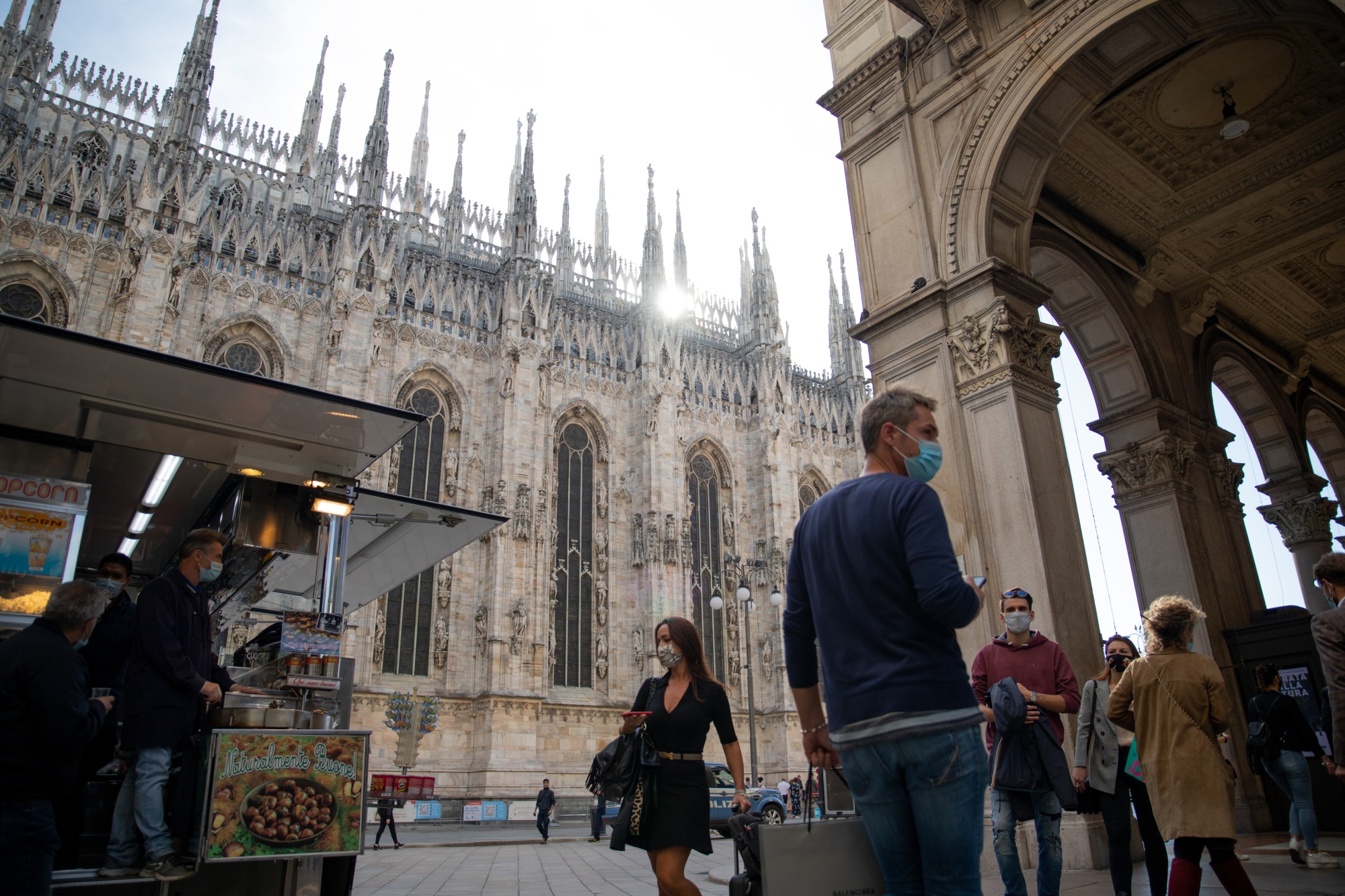 I pedoni camminano vicino alla piazza del Duomo a Milano, Italia, l'8 ottobre.
