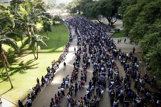 Endless Lines of Brazil Job Seekers Show No Relief in Sight