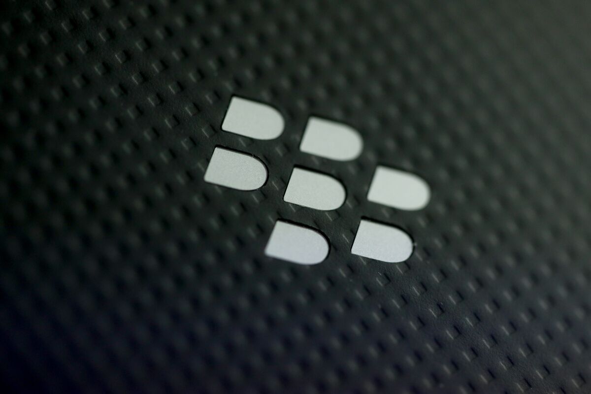 BlackBerry Investors Reject Executive-Pay Plan After Stock Slide