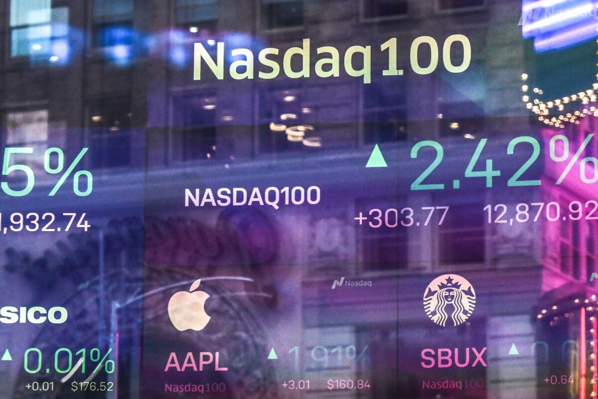 Apple (AAPL), Meta (META) Drive Nasdaq 100 Index to Fifth Straight