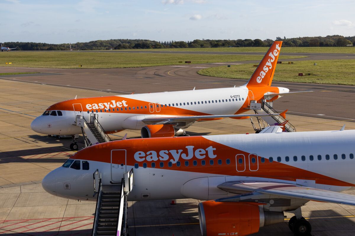 EasyJet Summer Bookings Gain, Sees Lower FirstHalf Loss Bloomberg