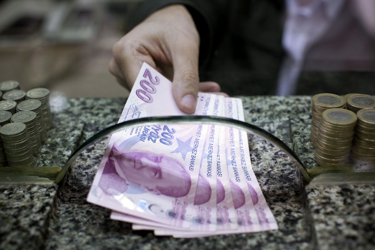 Turkey Central Bank Matchmakers Keep Lira Traders on Tight Leash