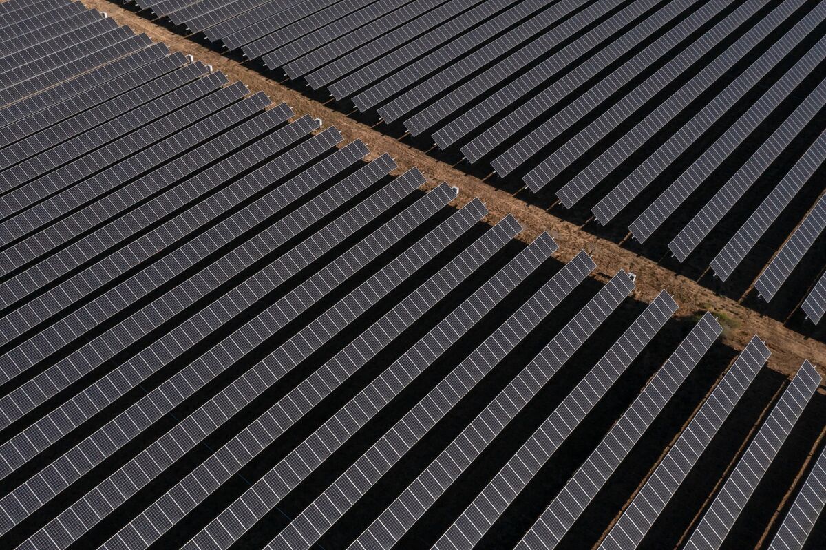 bloomberg.com - Mark Chediak - States Backing Trump Make Up 71% of New US Solar, Report Says