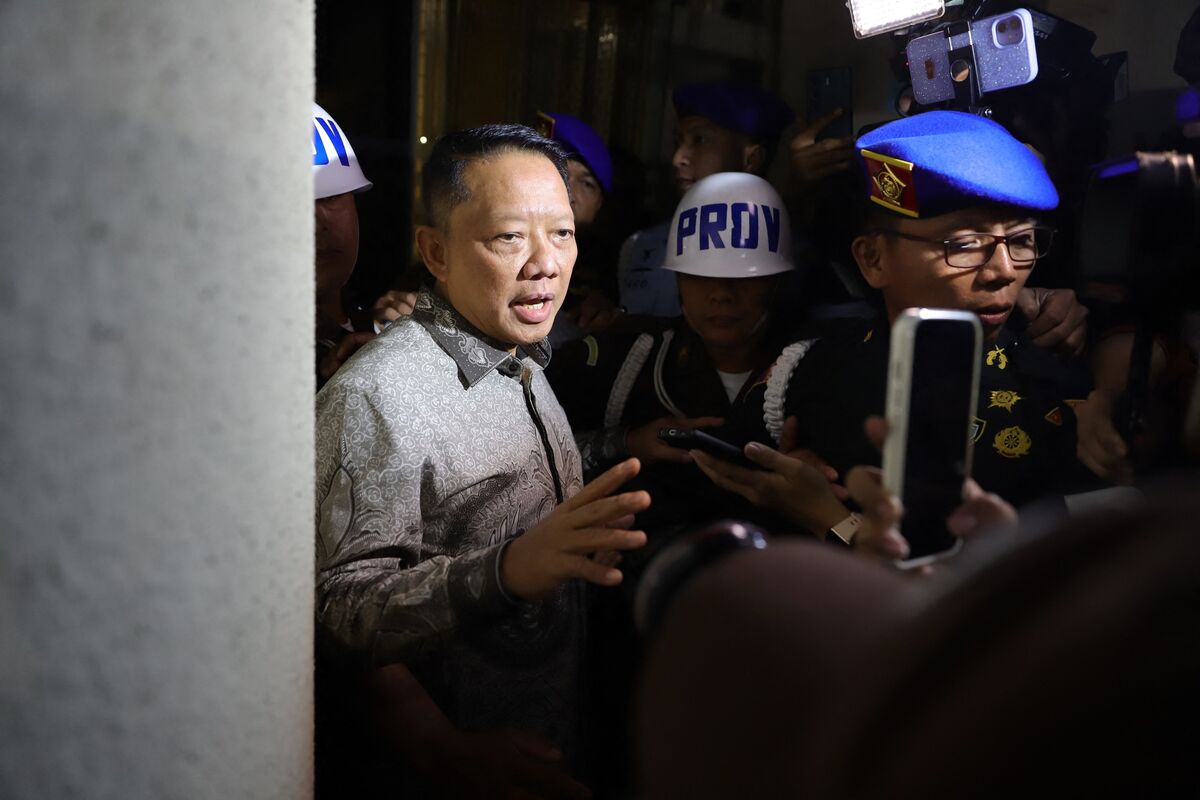 Indonesia Ex-Graft Prosecutor Faces Extortion, Laundering Trial