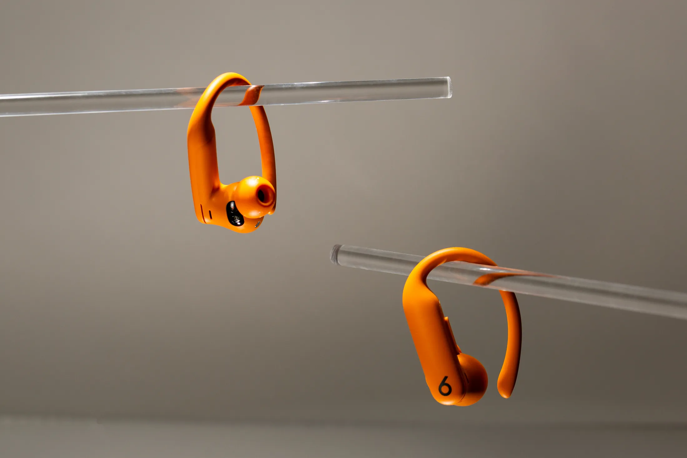 Наушники Beats Powerbeats Pro 2 в цвете «электрический оранжевый».