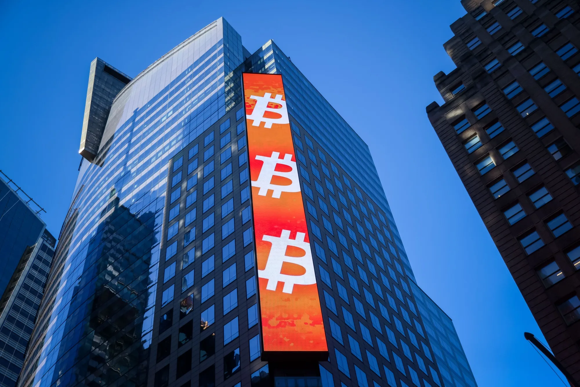 ビットコイン大幅安、一時6万7000ドル割れ－数時間で10億ドルの売り 