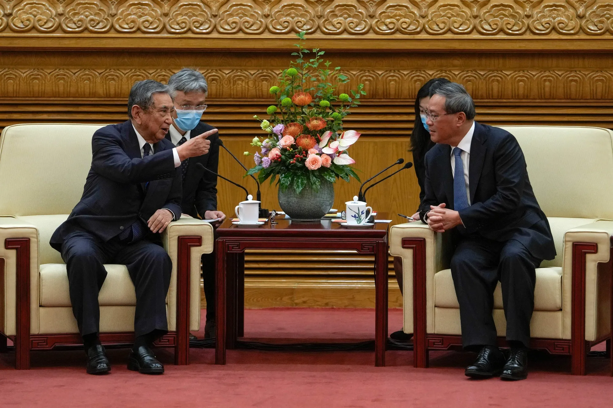 Yohei Kono, left, with Li Qiang during a meeting in Beijing on July 5.