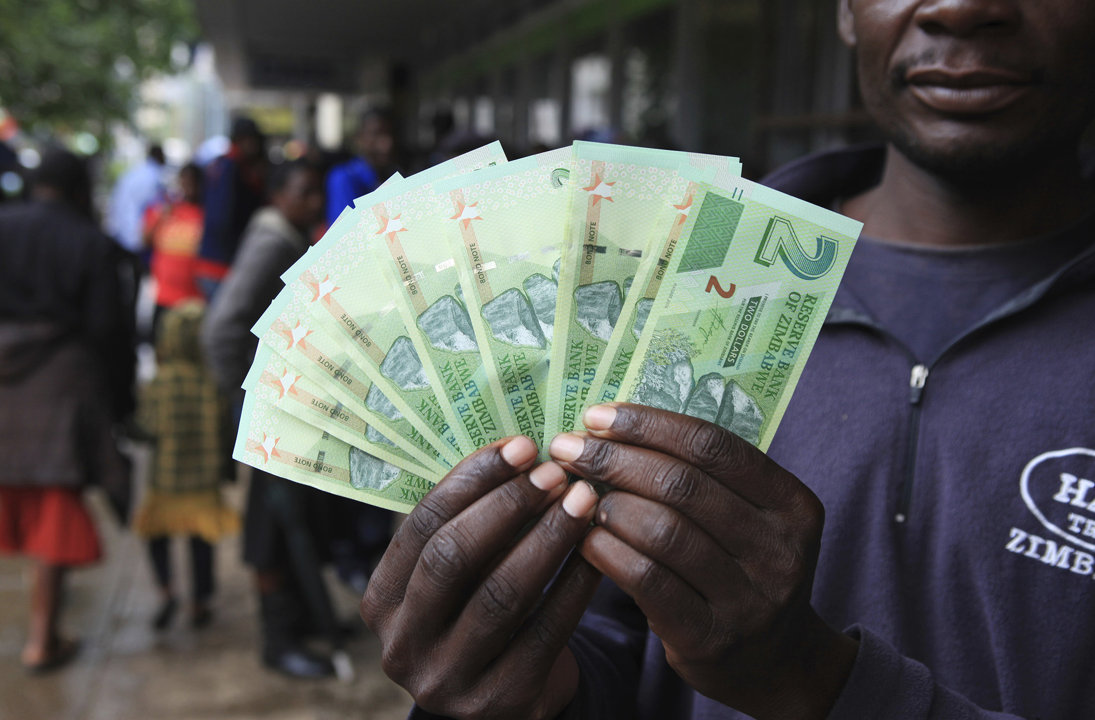 Currency call. Гиперинфляция в Зимбабве. Валюта Зимбабве. Гиперинфляция в Зимбабве 2008. Африканец с деньгами.