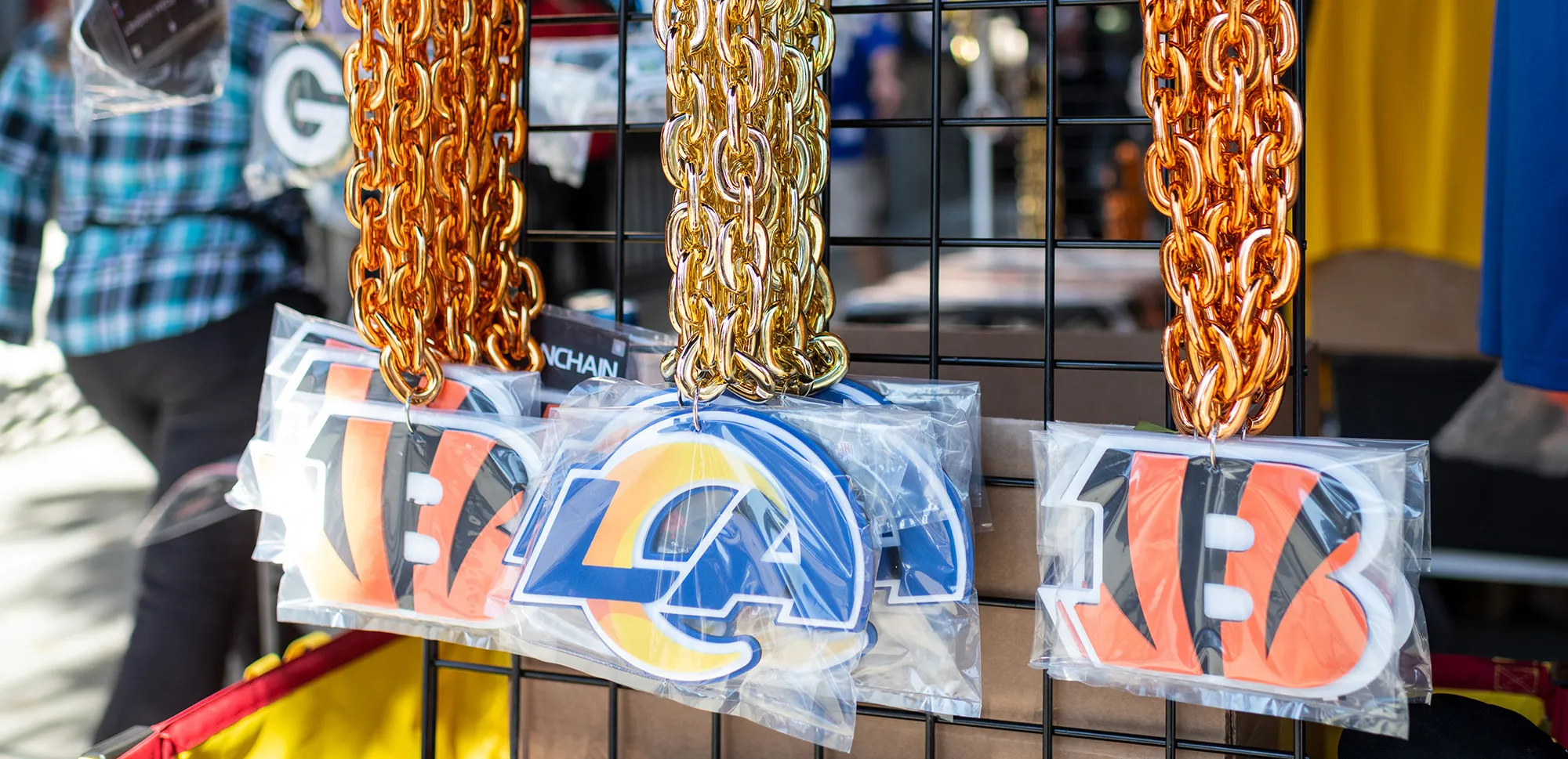 A street vendor in Los Angeles sells plastic necklaces with the logos of the Rams and Bengals&nbsp;before Super Bowl LVI.&nbsp;