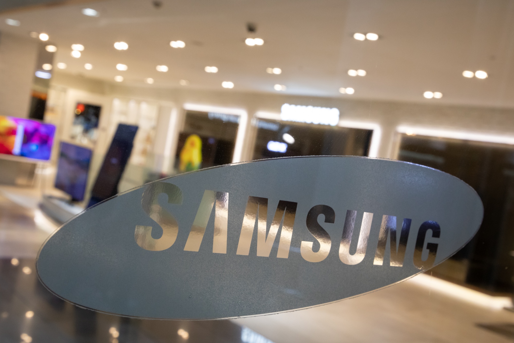 Samsung defies chip downturn with aggressive supply and capex