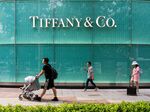 SHANGHAI, CHINA - 2019/08/31: Pedestrians walk past an American luxury jewellery and speciality retailer Tiffany & Co. store in Shanghai. (Photo by Alex Tai/SOPA Images/LightRocket via Getty Images)