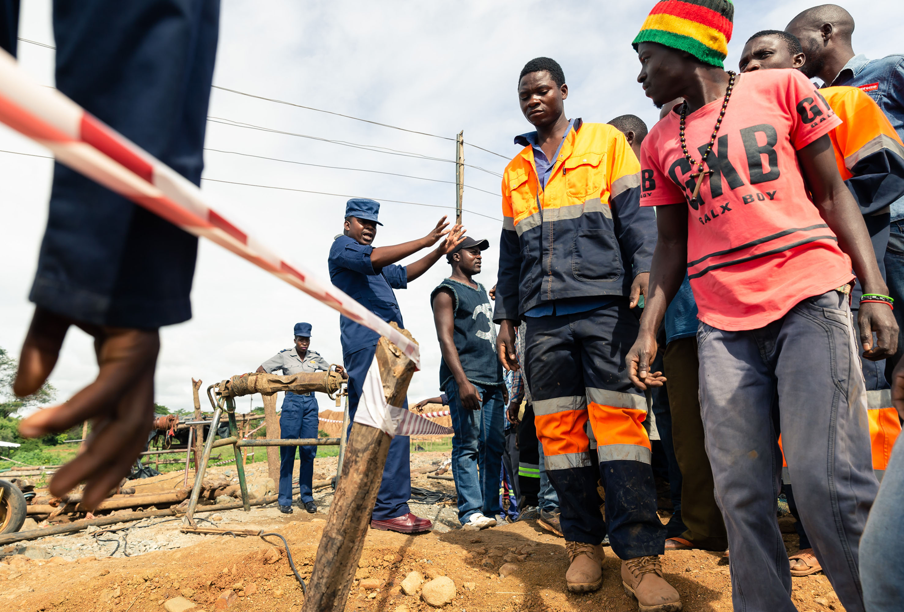 eight-miners-rescued-from-collapsed-zimbabwe-shafts-bloomberg