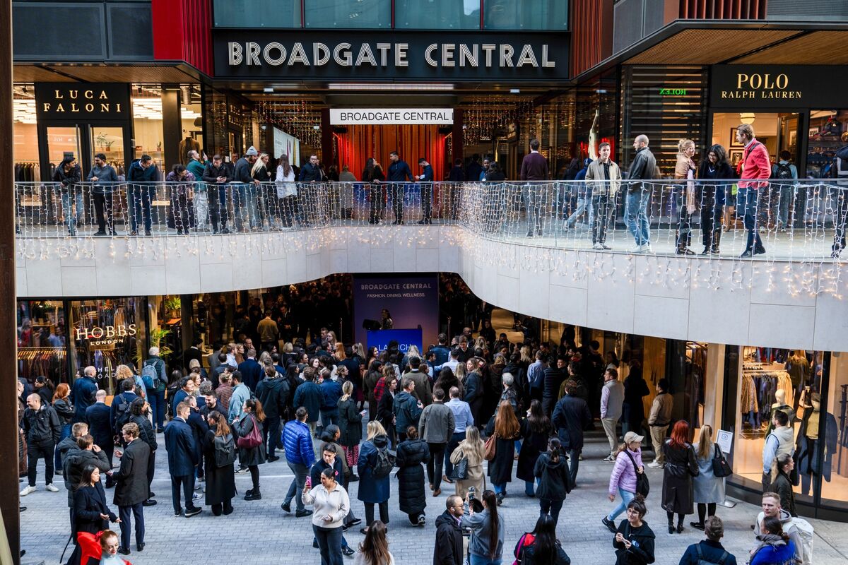 Britons Get Ready for ‘Last Hurrah’ Christmas After Budget