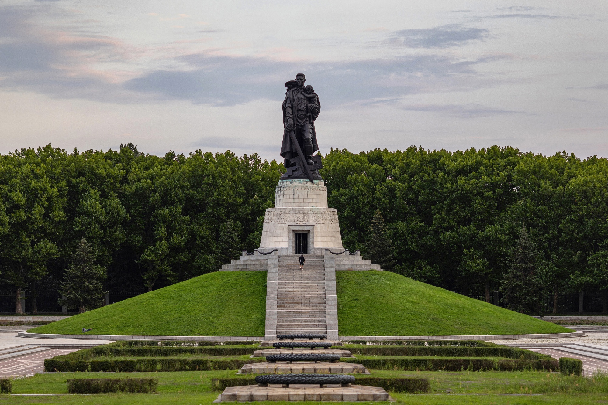 Why Berlin Won t Be Tearing Down Its Soviet Memorials Bloomberg
