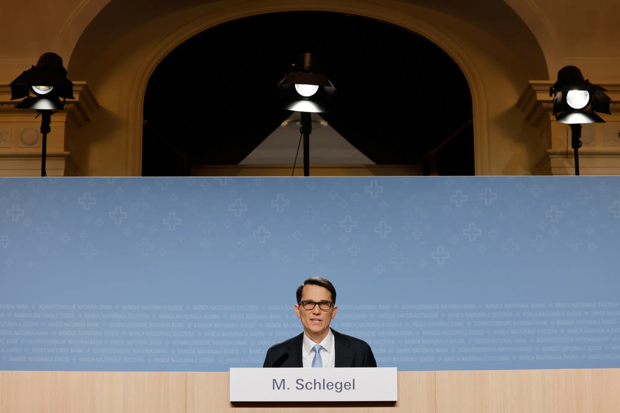 スイス中銀、0.5ポイント利下げ－予想以上の緩和でフラン高抑制 - Bloomberg