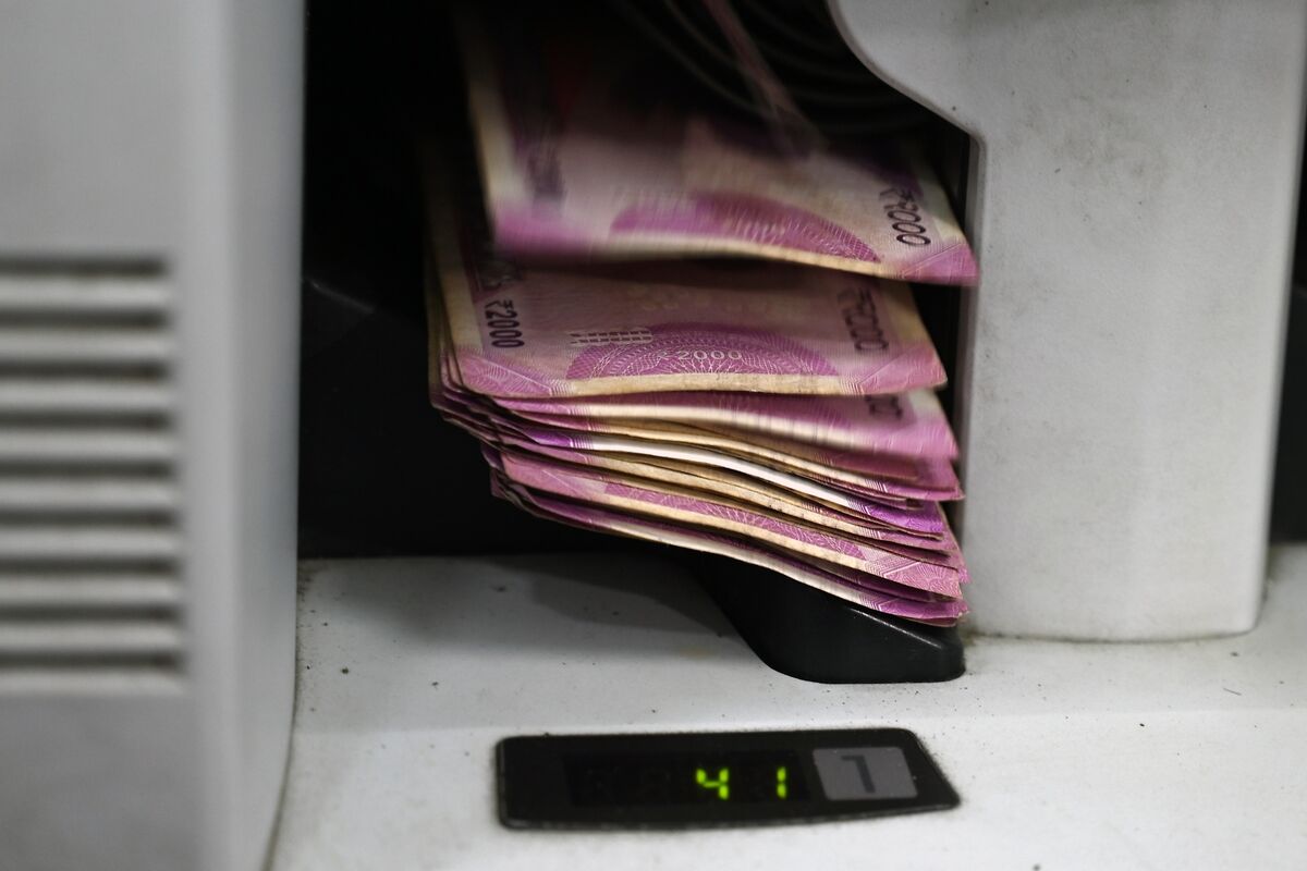 Rupee Extends Rally After Biggest Surge in 12 Years on RBI Moves