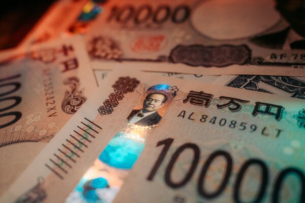 Yen Nears 160 Per Dollar, Japanese Stocks Fall Ahead of BOJ