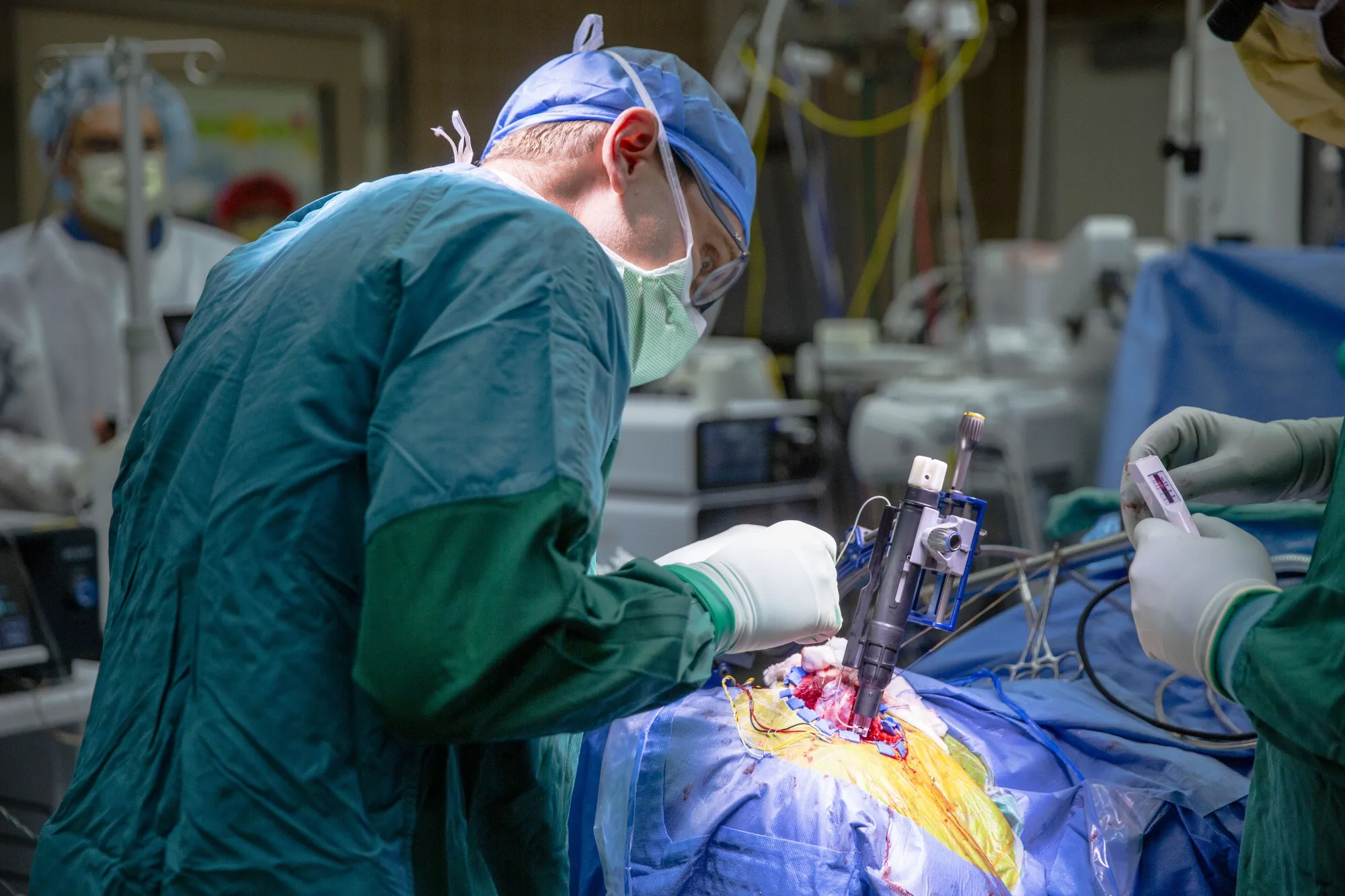 Neurosurgeon Matthew Willsey prepares to place a Paradromics device into a patient’s brain.