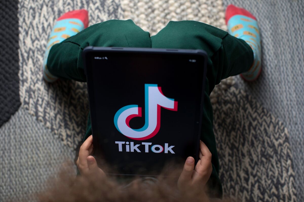 Japan Mulls Social Media Age Limits as Global Curbs Spread