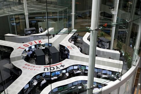 Asian Stocks Decline as Japanese Shares Retreat After Yen Gains