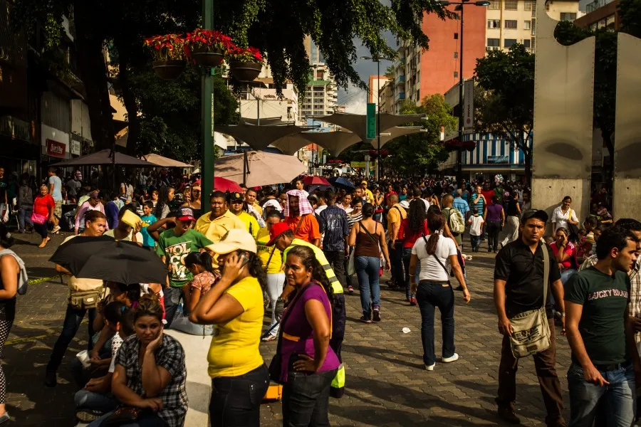 Shoppers Move in Behind Army After Venezuelan Chain Occupied