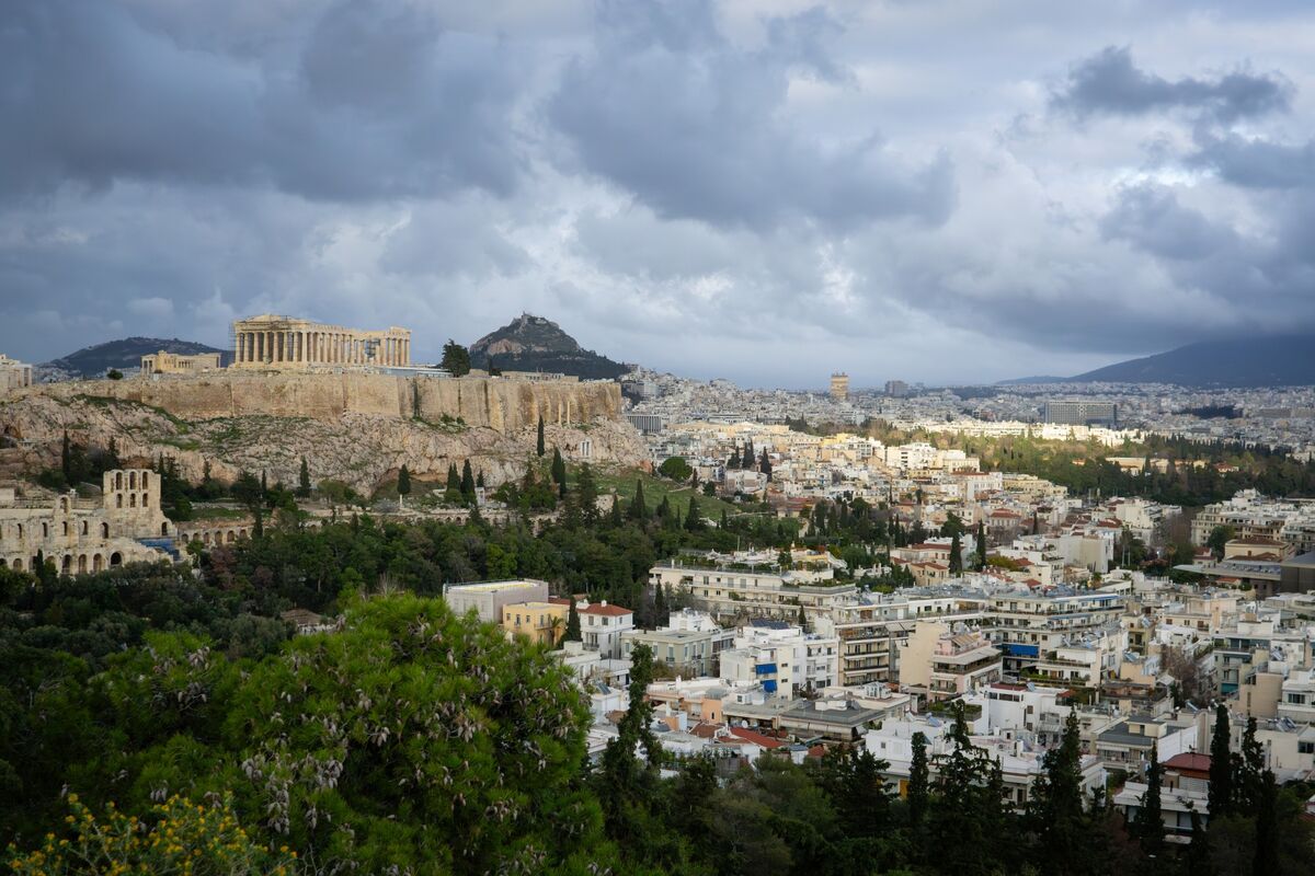 Greek Premier Unveils €2.2 Billion in Economic Support for 2027