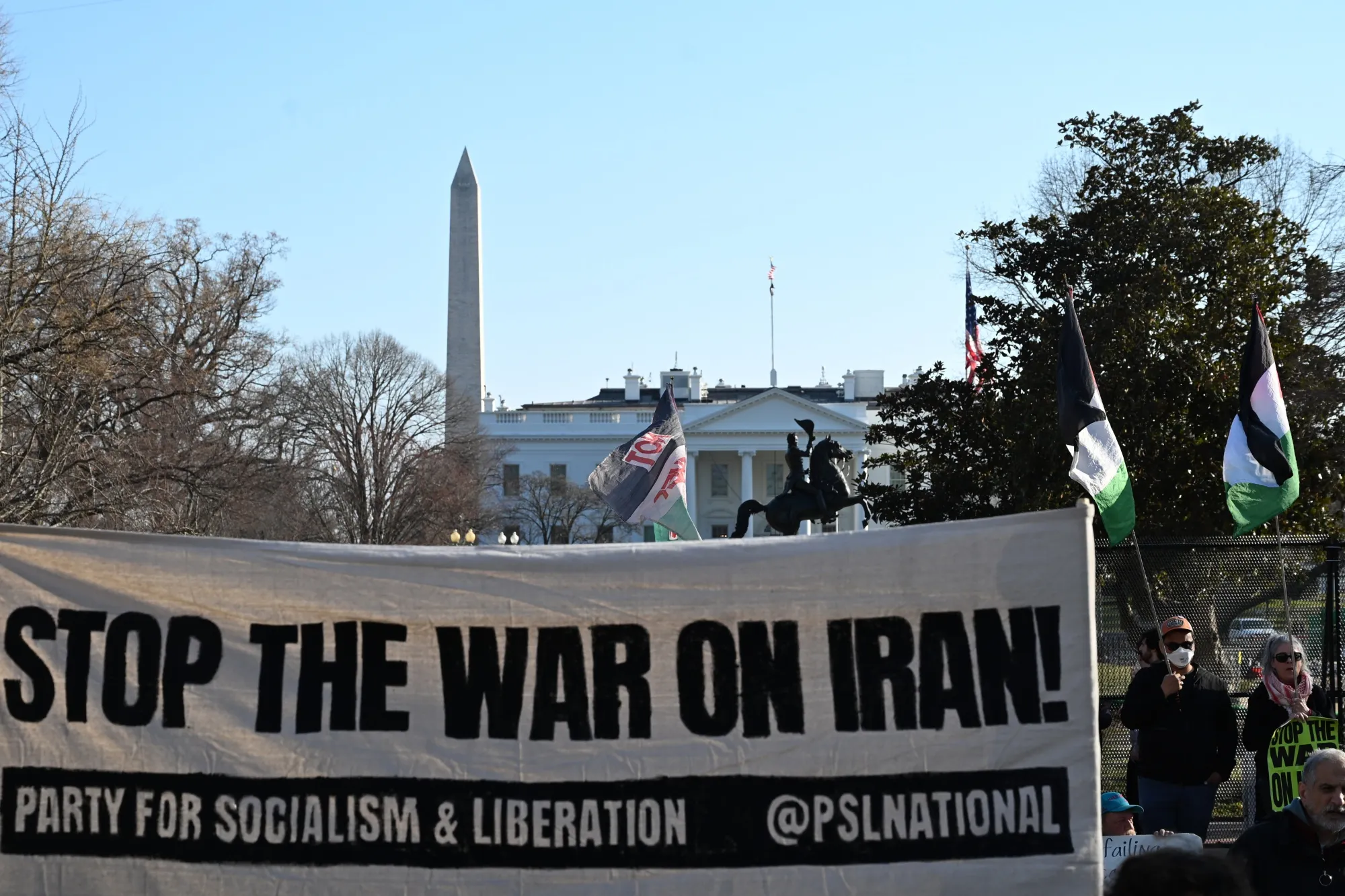 ホワイトハウスでイラン戦争反対のデモを行う人々(3月7日、米ワシントン)