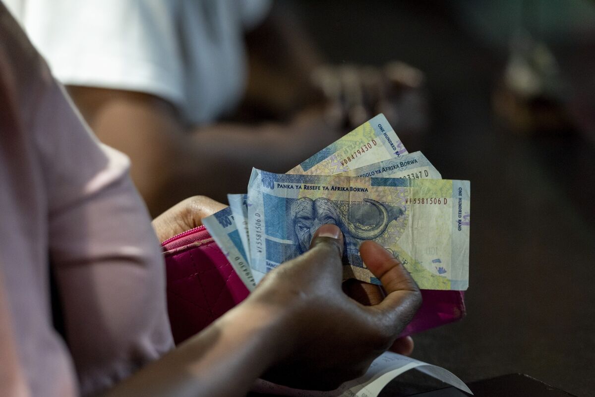 Rand is No Longer ‘Weak and Volatile,’ S. Africa’s Kganyago Says
