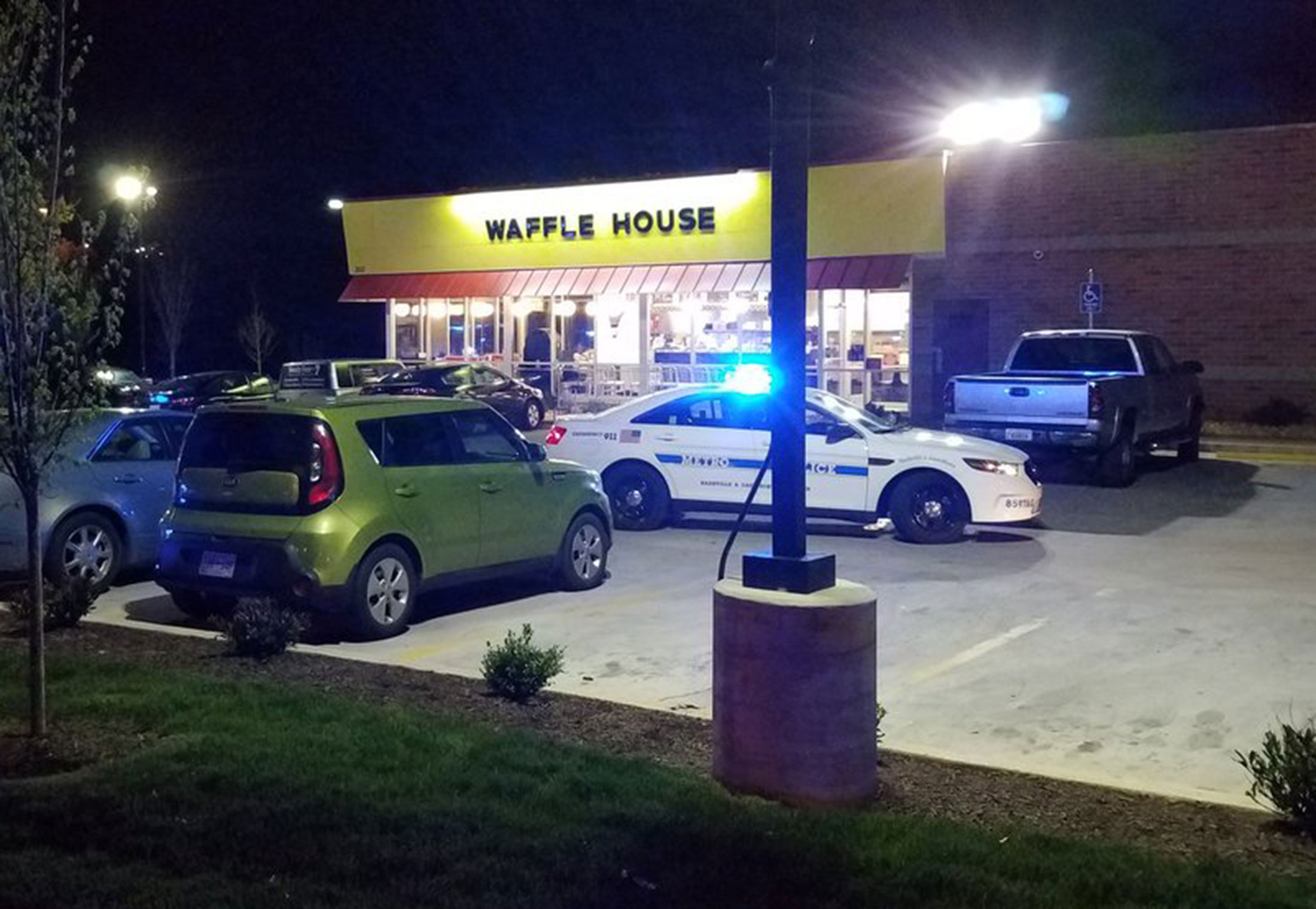 Nashville Cops Look For Nude Suspect In Waffle House Shooting - Bloomberg