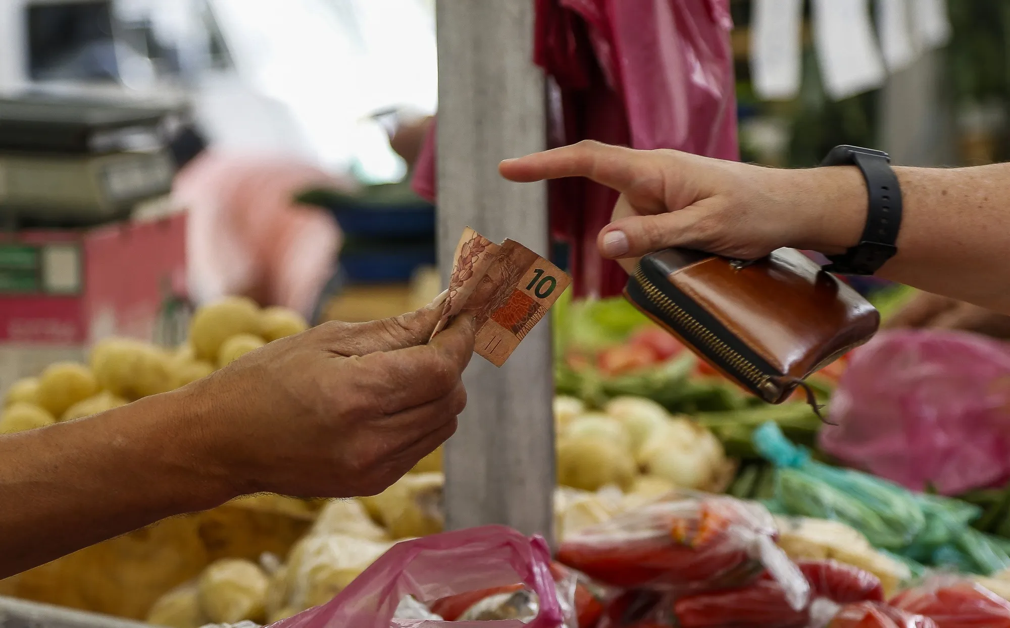 A customer pays at a vegetables stall&nbsp;in Sao Paulo, Brazil.