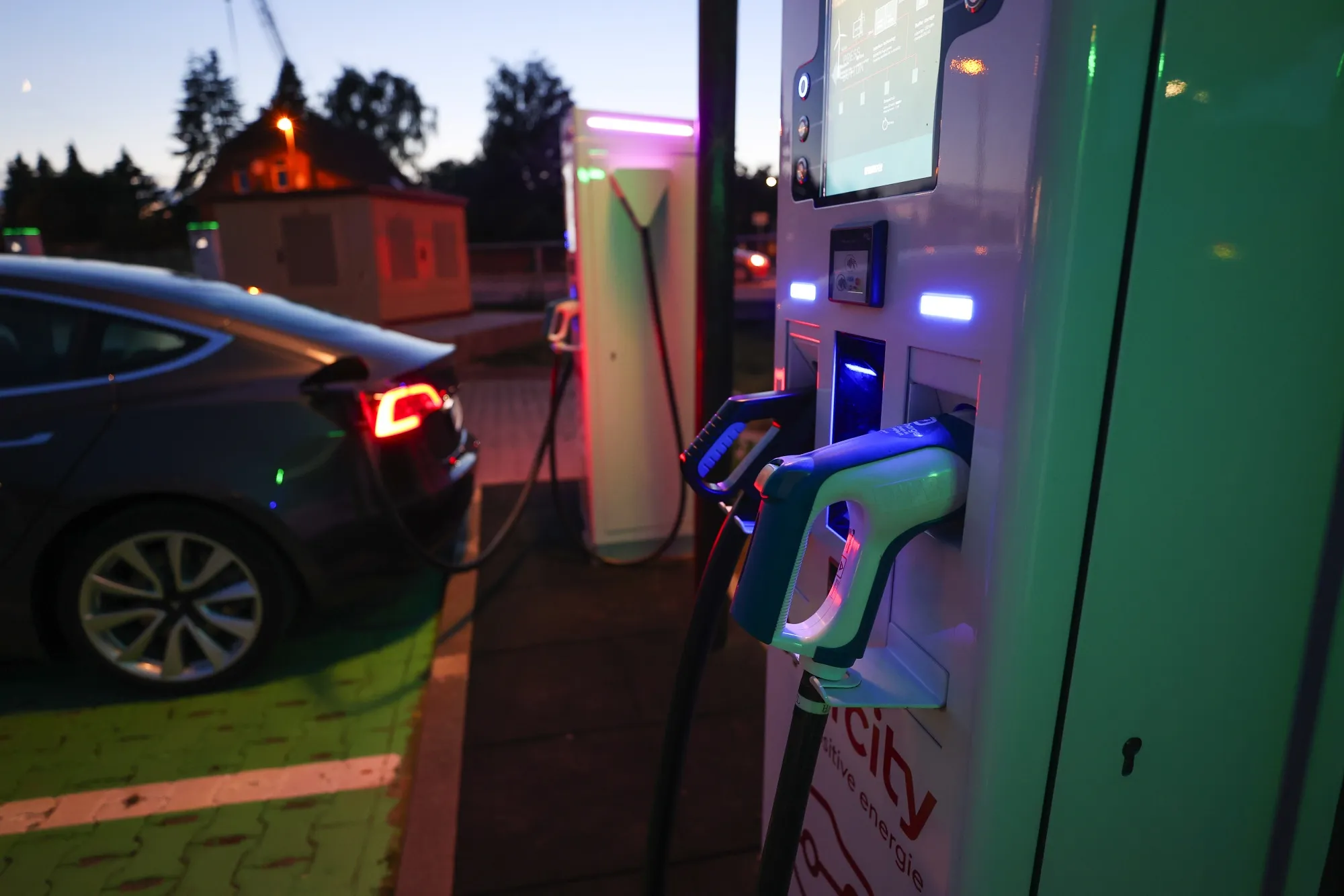 テスラ13％、アップル一時５％高－株式分割後初の取引で買い殺到 - Bloomberg