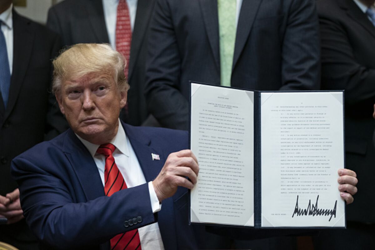 Trump Regulation Executive Orders Deserve Praise - Bloomberg